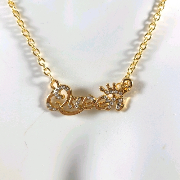 Queen Emblem Necklace - Picture 4 of 8